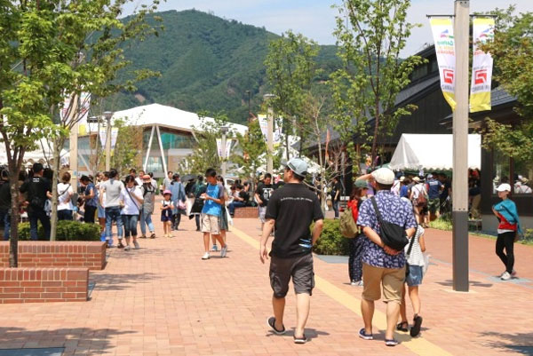 女川駅前レンガみち