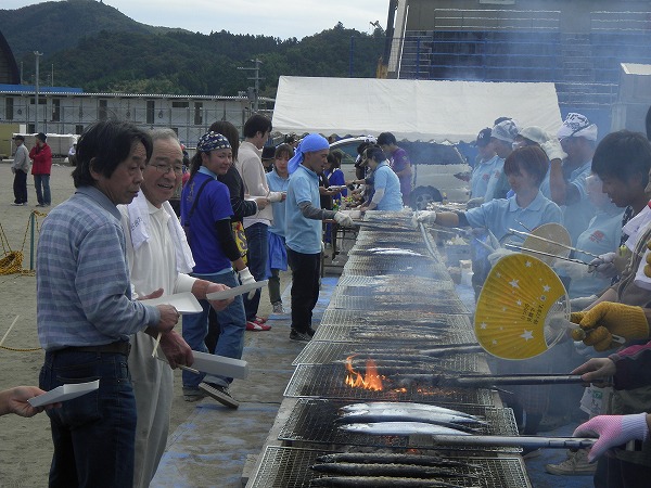 第14回おながわ秋刀魚収獲祭でのサンマ焼き