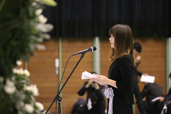 女川町追悼式で、遺族代表のことばを述べる神田瑞季さん