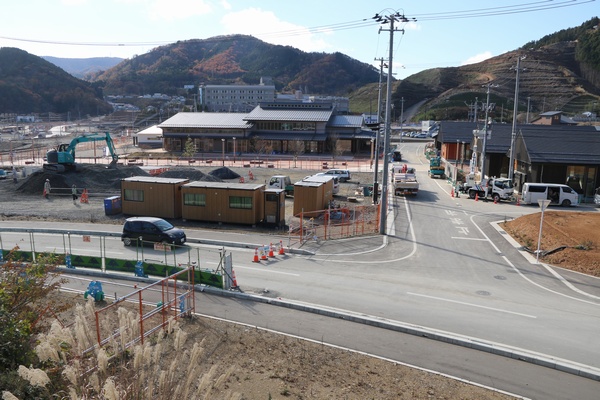 女川中学校上り坂中腹から見た地域医療センター方面の様子：11月