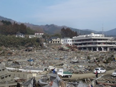 津波襲来後の町の様子04