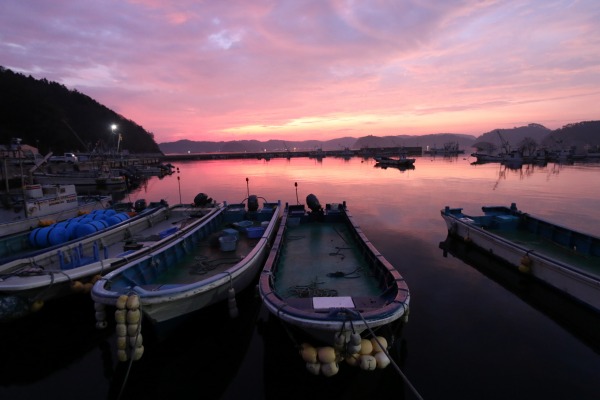 美しい朝焼けが見える町内漁港